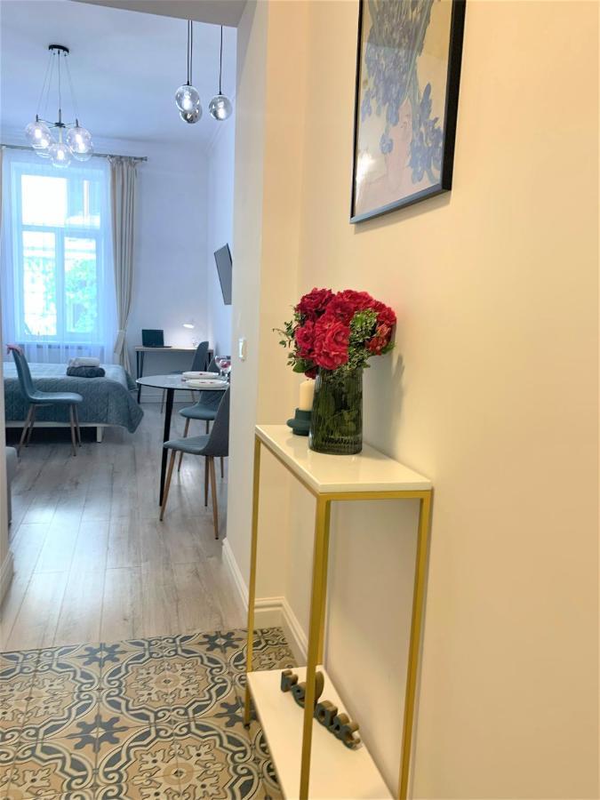 Iris Apartment On Popovich Leopoli Esterno foto